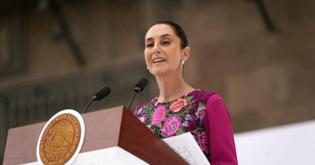 Orador en podio durante la ceremonia del Día de la Bandera en el Campo Militar Marte