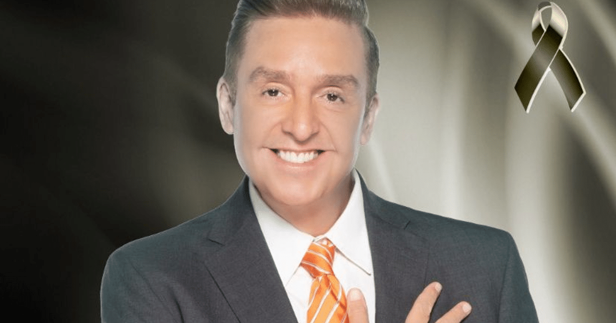 Hombre en traje y corbata sonriendo, con un lazo negro en la esquina, en memoria de Daniel Bisogno.