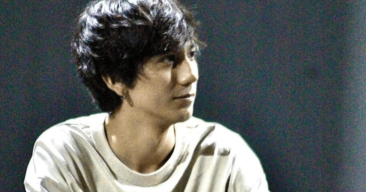 Persona con cabello rizado y oscuro en entorno tenue, relacionada con secuestro en Bogotá