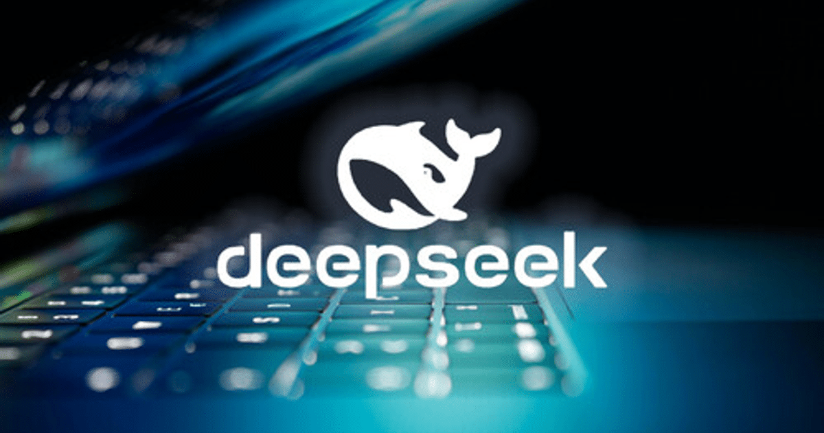 Logotipo de DeepSeek sobre teclado iluminado en tonos oscuros y azulados