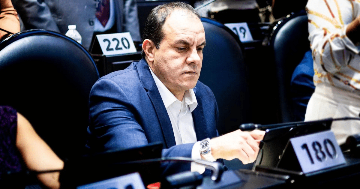 Hombre en traje azul en ambiente legislativo, vinculado a desafuero de Cuauhtémoc Blanco.