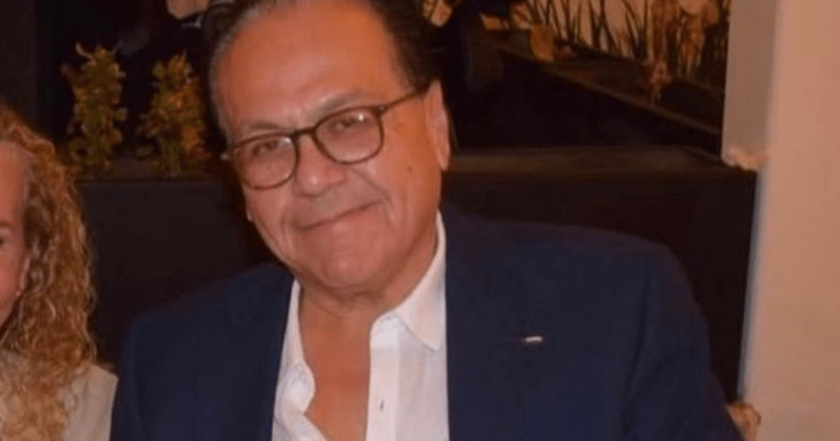 Hombre mayor con gafas sonriendo, fondo de plantas, relacionado con desaparición empresarial en Mazatlán.