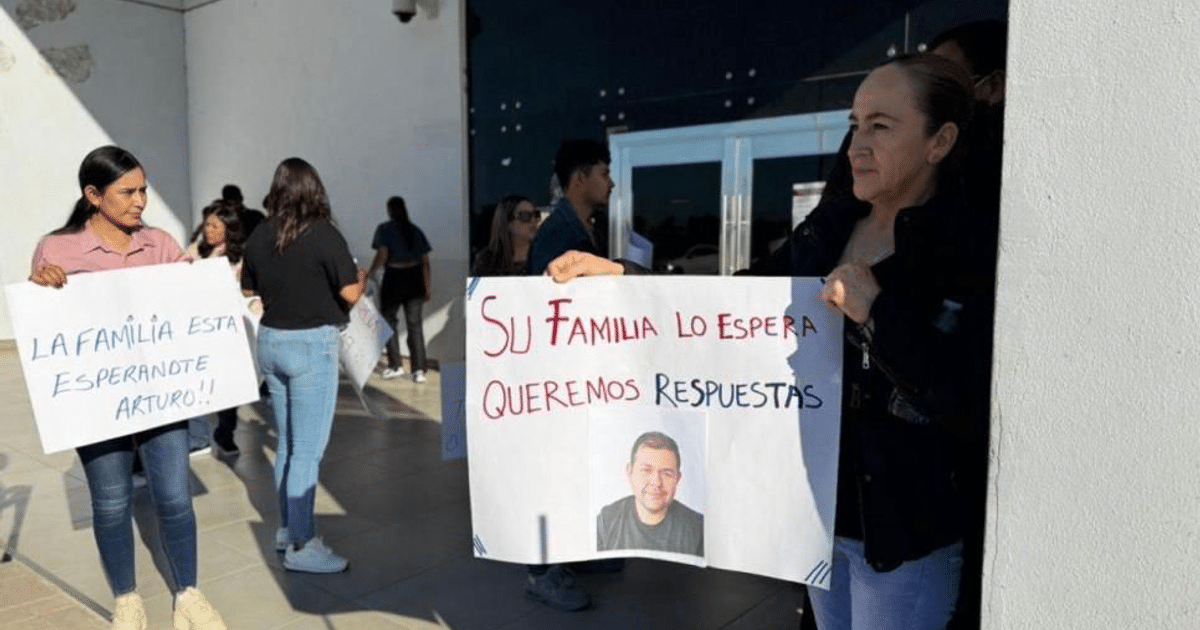 Grupo de personas en manifestación sosteniendo carteles pidiendo respuestas sobre Arturo Peña Carrillo.