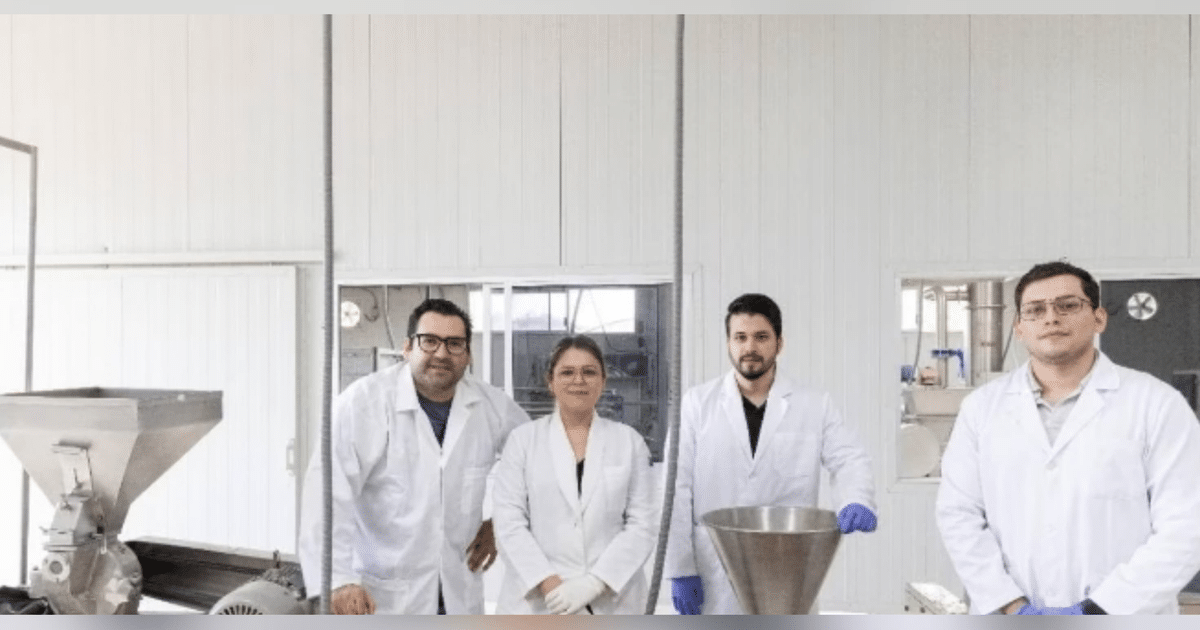 Científicos en laboratorio transformando residuos cerveceros en harina