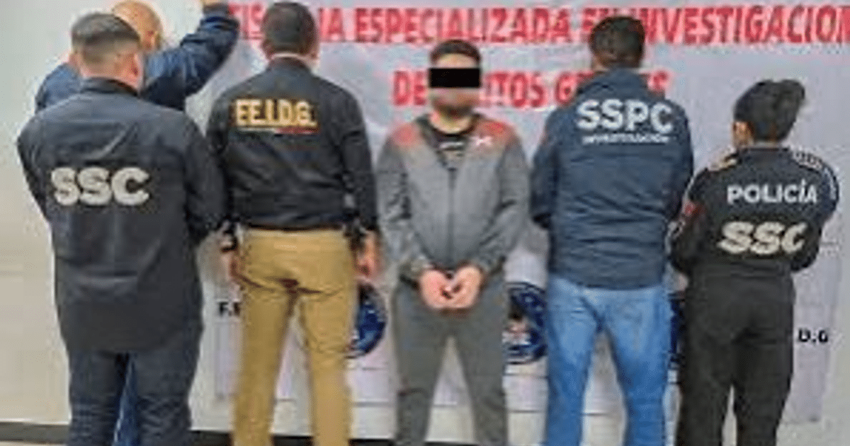 Agentes de seguridad escoltan a un detenido durante un operativo en México.