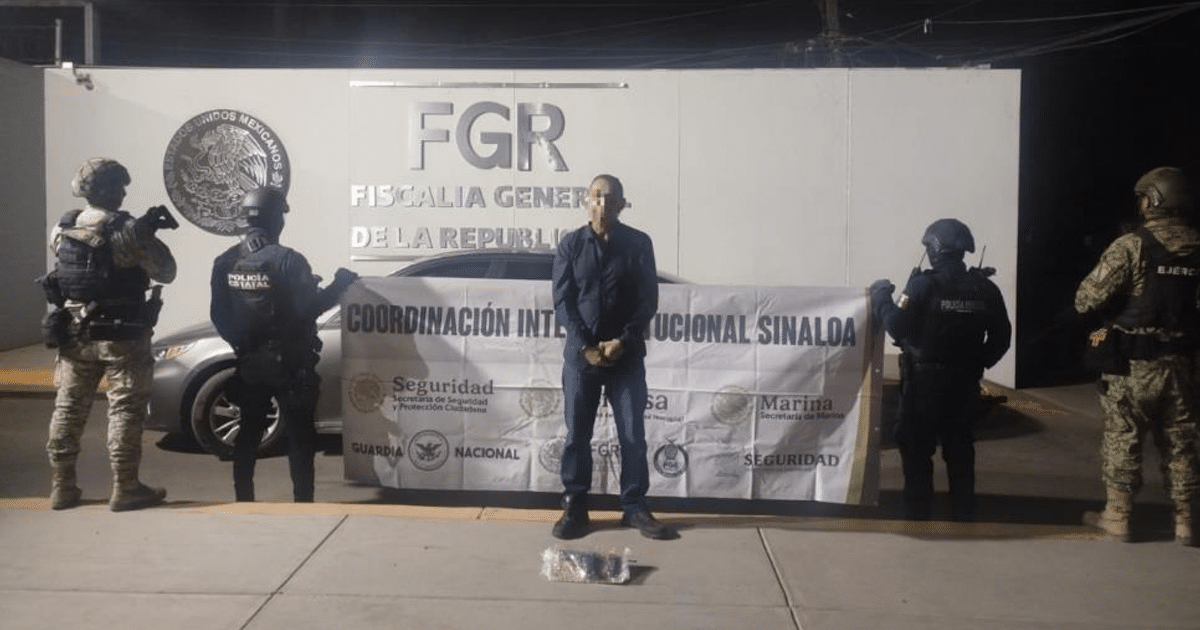 Operativo de detención en Culiacán con fuerzas de seguridad y un detenido frente a un cartel de coordinación interinstitucional.