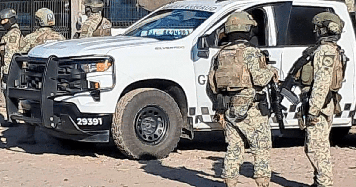 Miembros de seguridad armados junto a un vehículo en Campestre Laureles, Culiacán.
