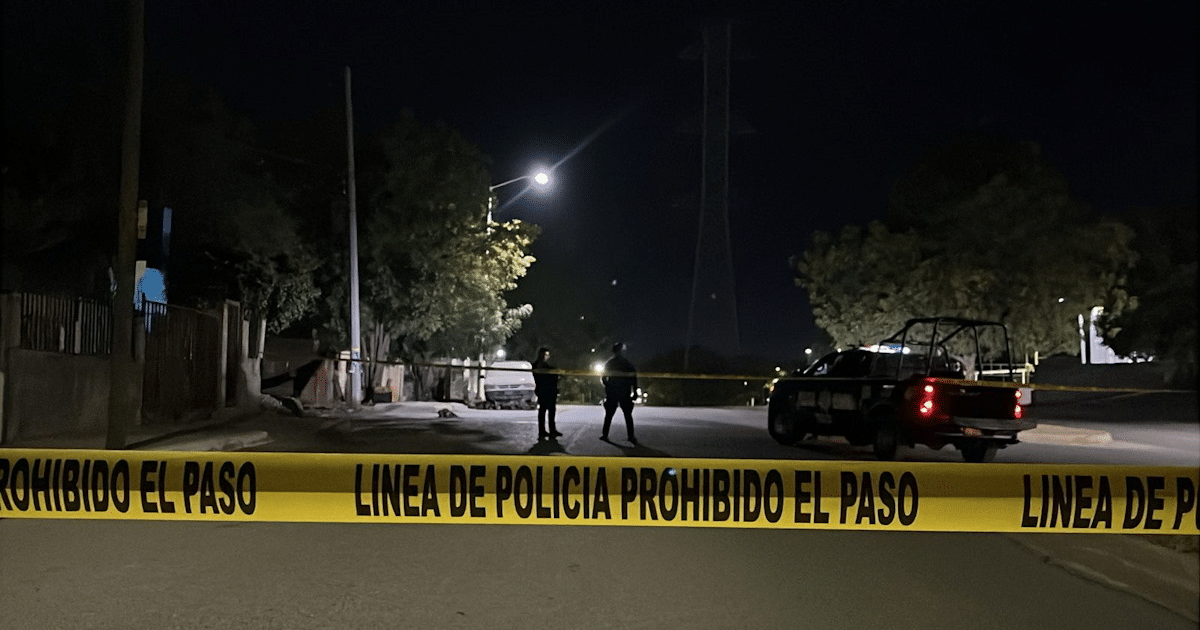 Cinta de policía amarilla en escena nocturna de crimen en Culiacán, con oficiales y coche patrulla.