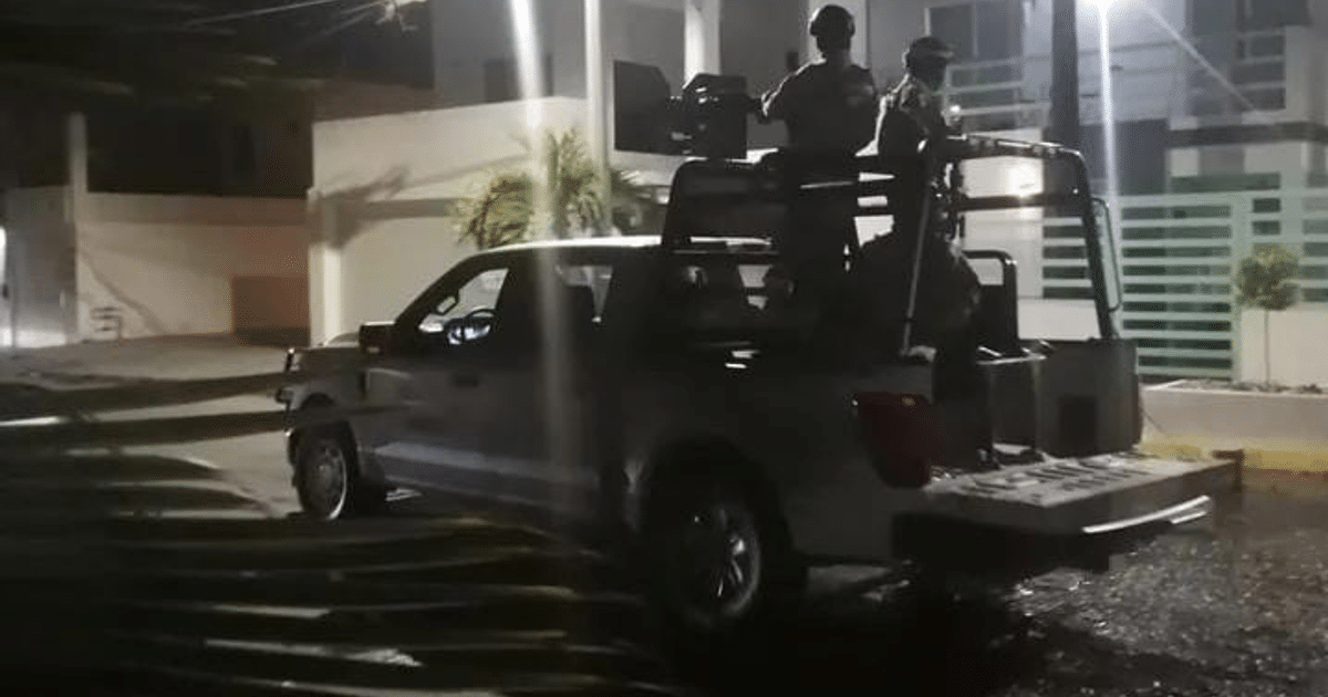 Camioneta de seguridad en patrullaje nocturno en Sábalo Country, Mazatlán, tras reporte de disparos.