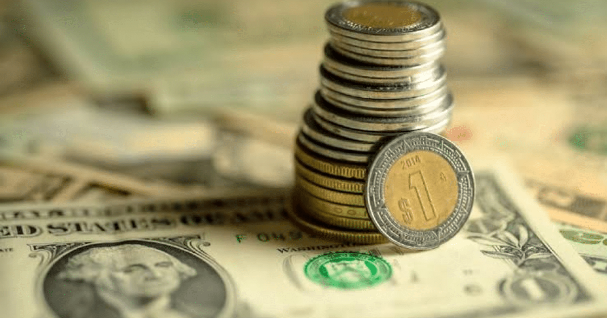 Monedas apiladas con un dólar en primer plano y billetes de fondo, representando el mercado cambiario.