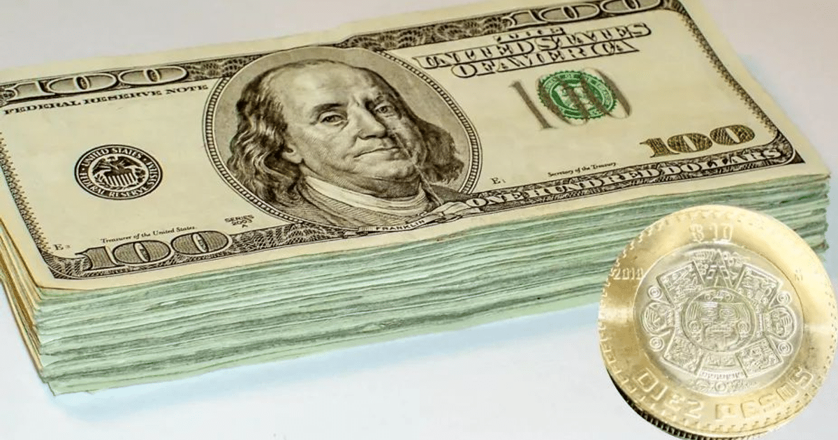 Fajos de billetes de cien dólares y una moneda distintiva, representando la variación del tipo de cambio en Sinaloa.