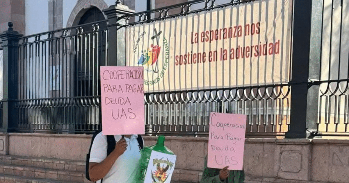 Grupo de personas con carteles en protesta por la deuda de la UAS, destacando la cooperación y la esperanza.