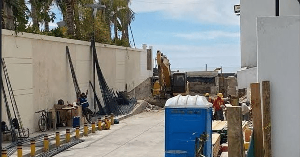 Zona de construcción en Mazatlán con maquinaria pesada y trabajadores