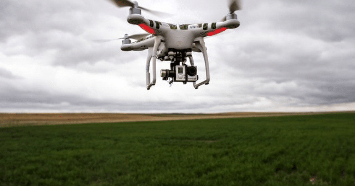 Dron Reaper MQ-9 volando sobre un campo verde con cielo nublado