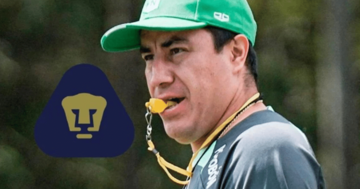 Hombre con silbato y gorra verde, posible entrenador de Pumas, con logo de león en triángulo.