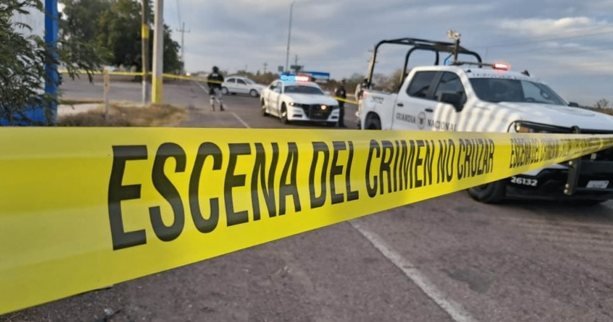 Escena del crimen acordonada con cinta amarilla en Culiacán, vehículos de la Guardia Nacional presentes.