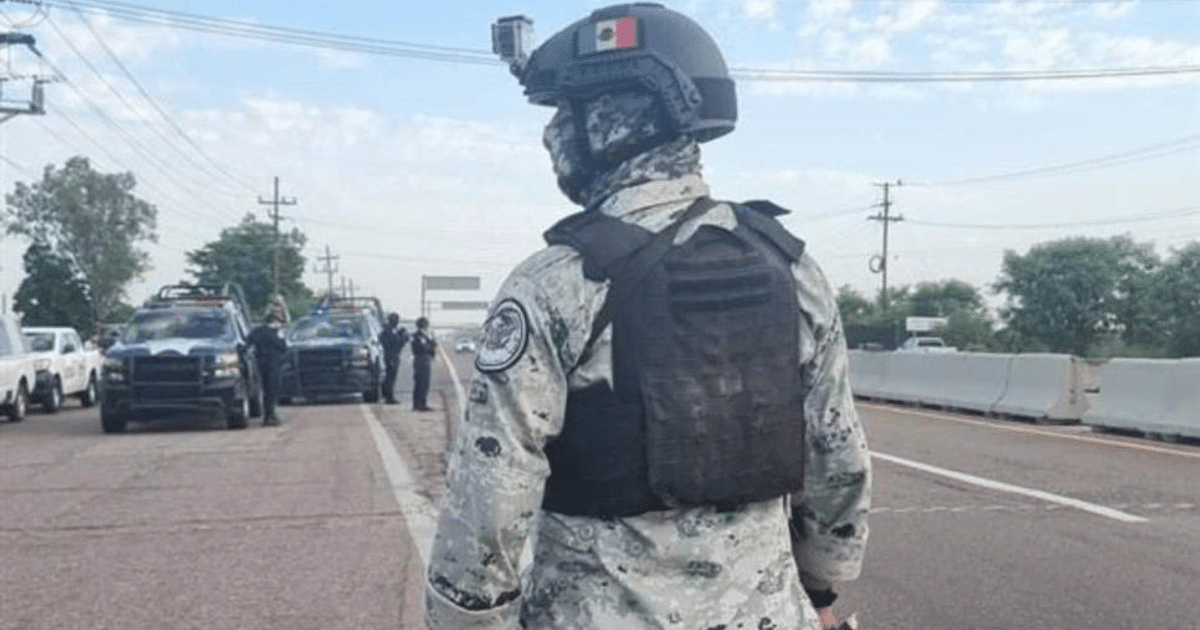 Oficial de seguridad mexicano en operativo tras hallazgo de cadáver en carretera
