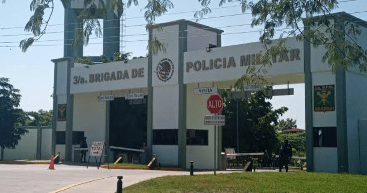 Entrada a la 3/a. Brigada de Policía Militar con letrero y señales de tráfico en Culiacán, Sinaloa.