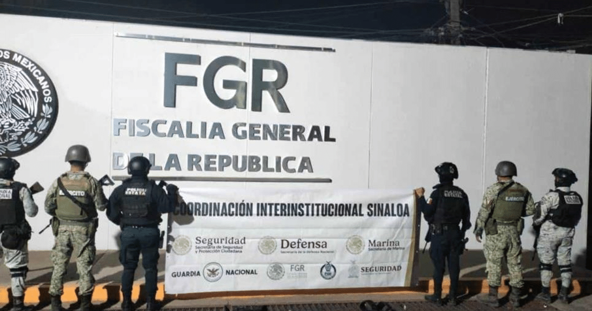 Oficiales de seguridad frente a la Fiscalía General de la República con pancarta de coordinación interinstitucional en Sinaloa.