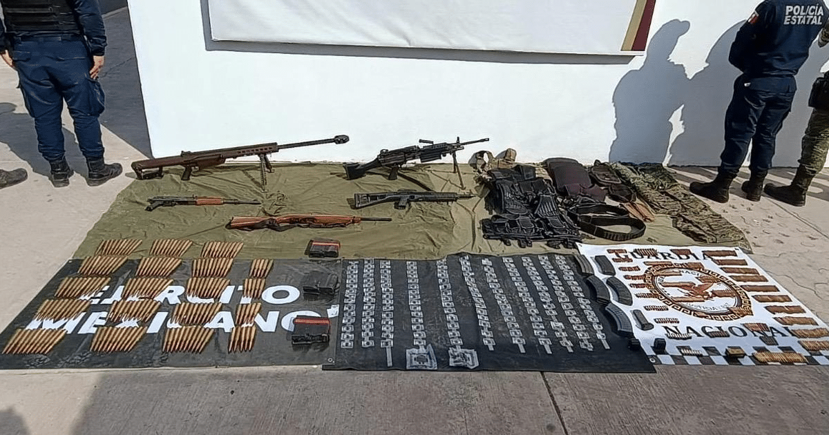 Armas y equipo táctico incautados en Elota, con fuerzas de seguridad al fondo.