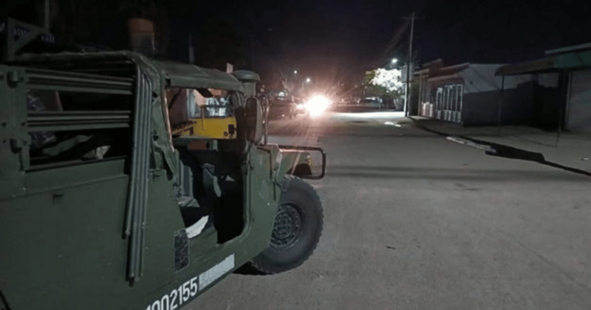 Humvee militar estacionado en una calle urbana durante la noche, en un operativo de seguridad en Costa Rica, Culiacán.