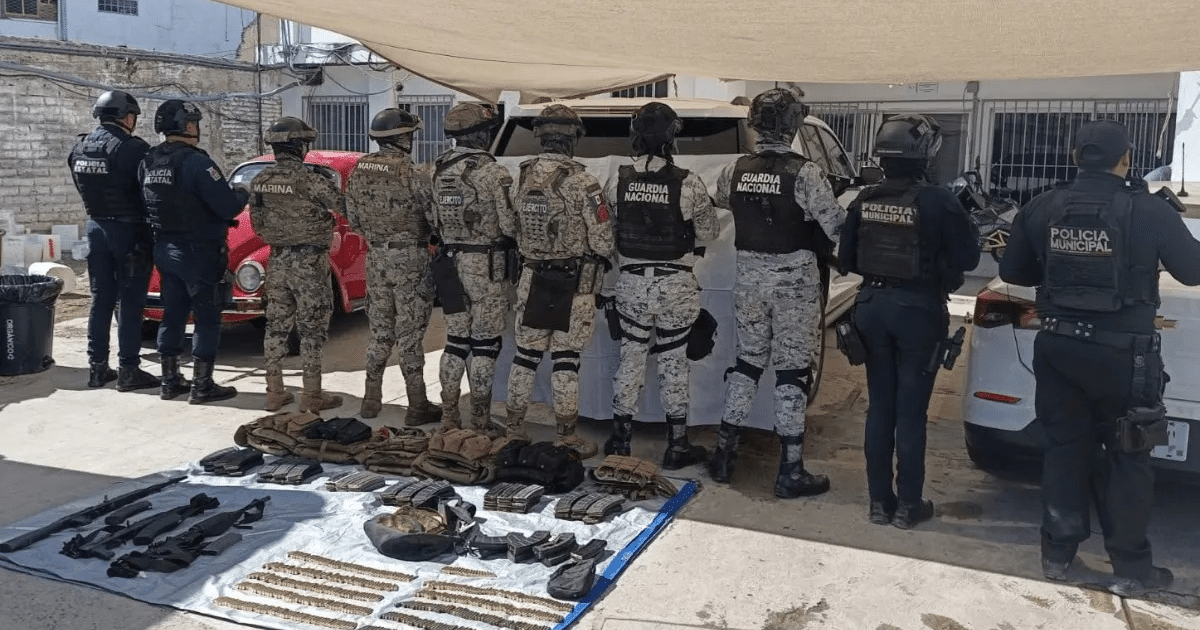 Fuerzas de seguridad alineadas con equipos y armas en operativo en Concordia, Sinaloa.