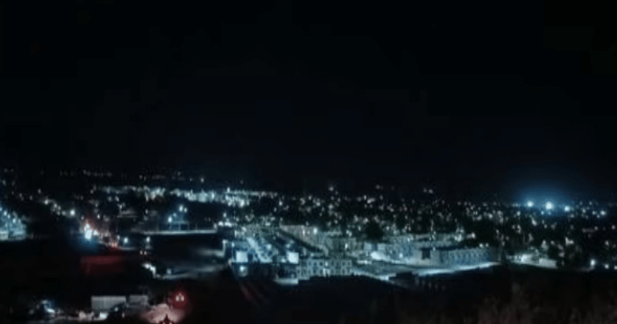 Vista nocturna de Culiacán con luces urbanas durante un operativo de seguridad