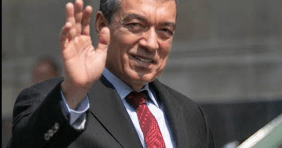 Persona saludando en contexto de controversia política sobre Rutilio Escandón