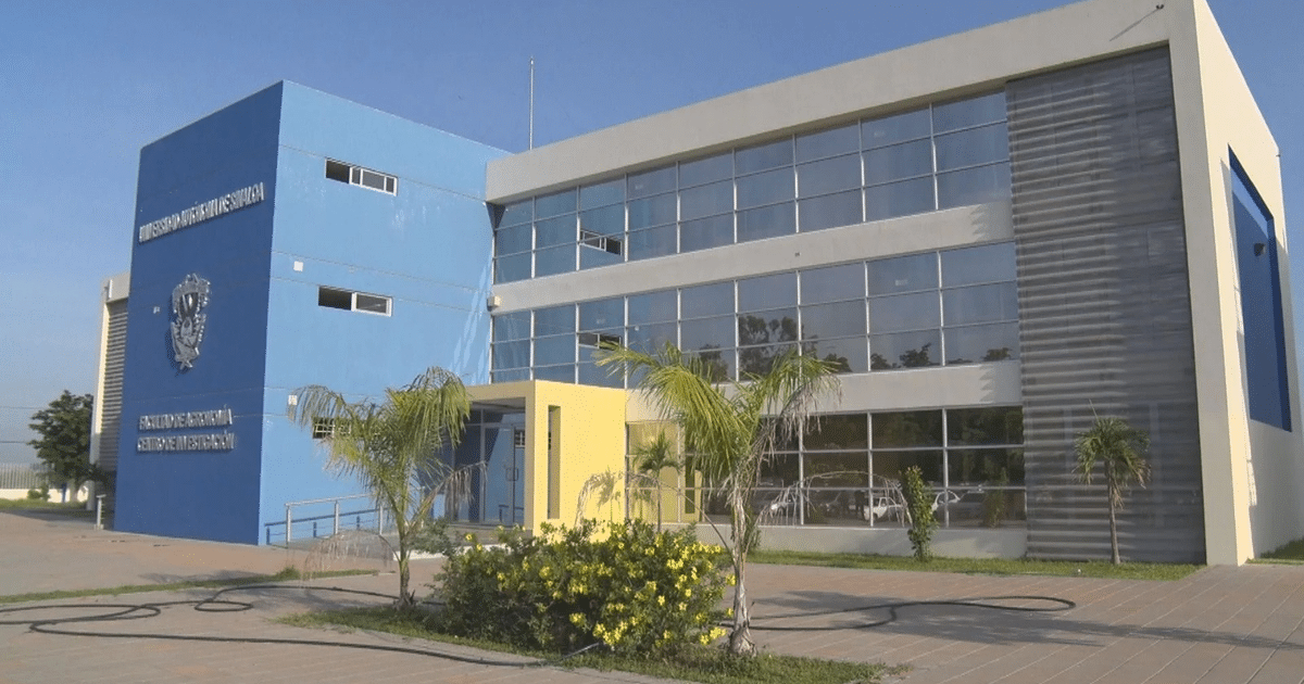 Fachada moderna de la Escuela de Agronomía de la UAS con diseño contemporáneo y áreas verdes.