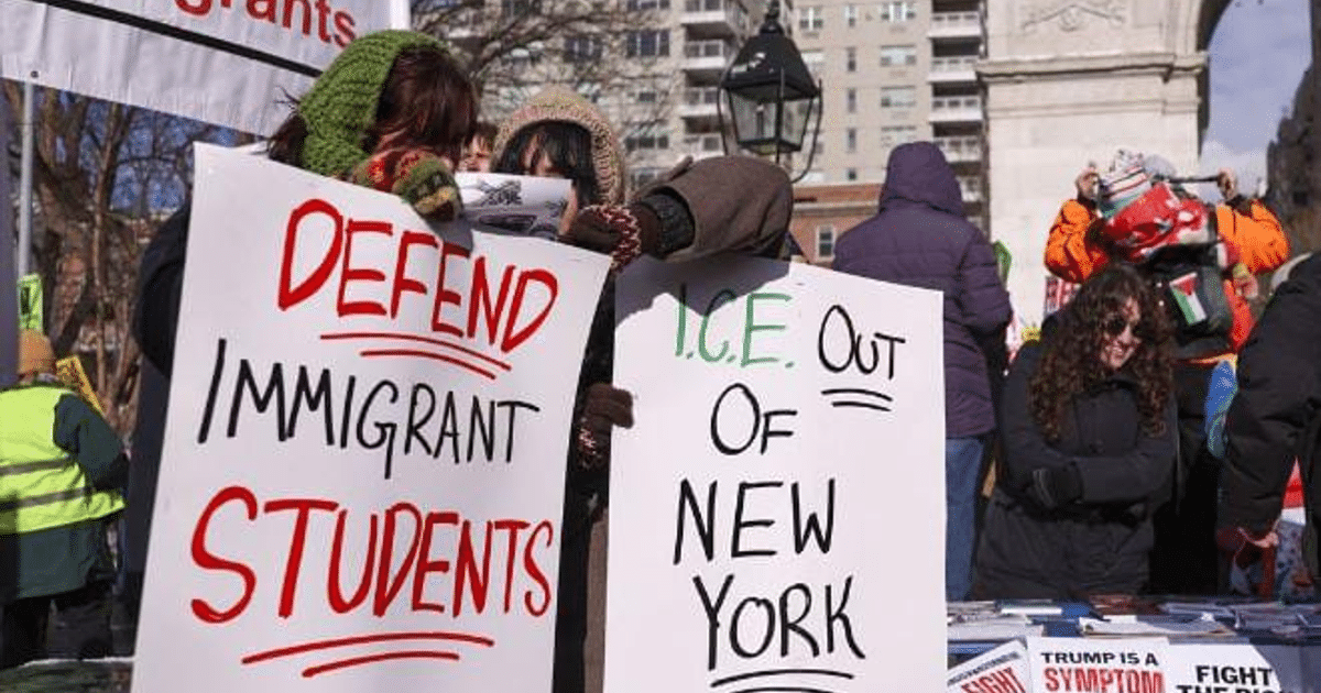 Manifestación en Nueva York con carteles de apoyo a estudiantes inmigrantes y contra ICE.