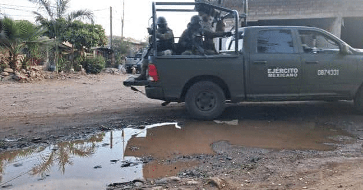 Camioneta del ejército mexicano en una calle de tierra con personal militar listo para una operación en Culiacán.