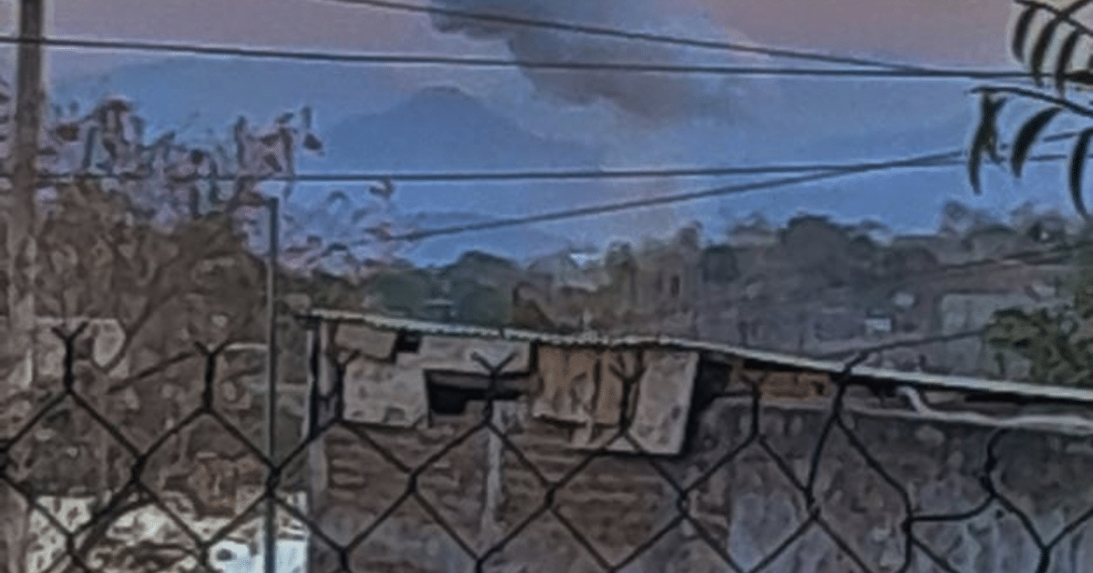 Paisaje urbano en Culiacán con montañas nubladas y valla de alambre, relacionado con un reciente suceso de estruendo.