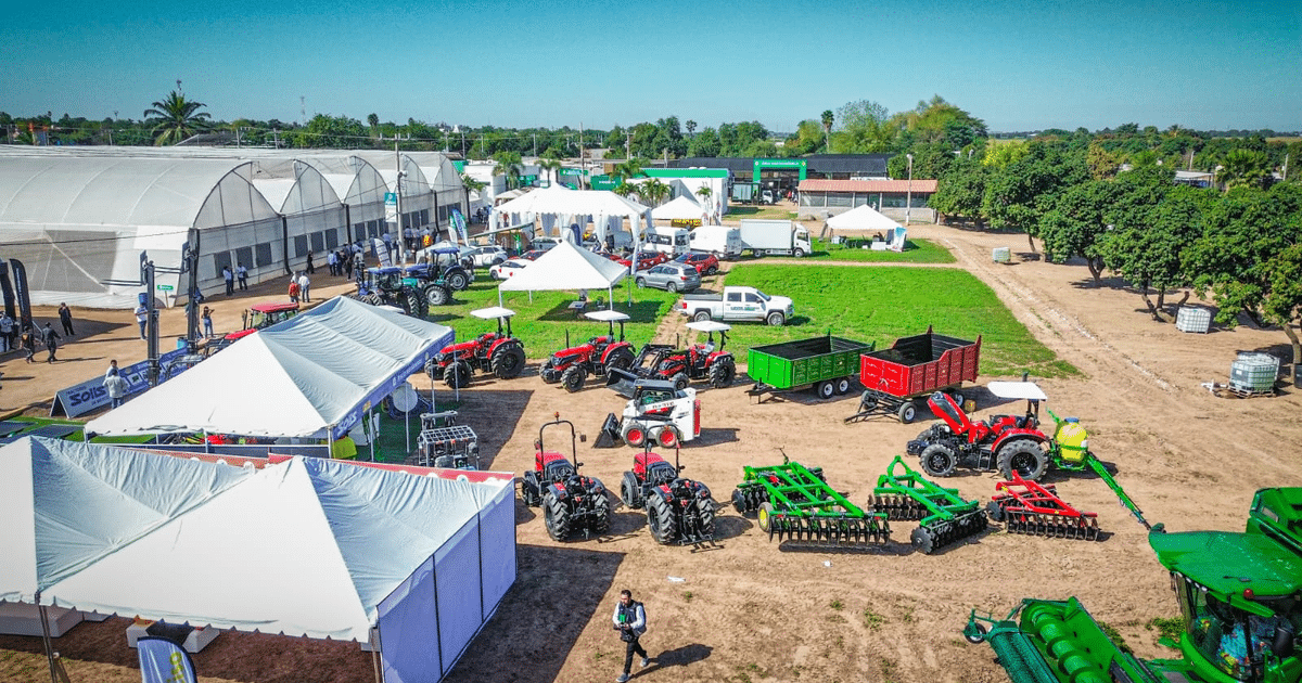 Imagen de Expo Agro 2025 en Culiacán con stands, maquinaria agrícola y visitantes