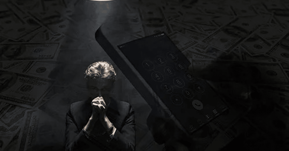 Persona preocupada en traje con fondo de billetes de dólar y teléfono móvil, representando extorsiones en Culiacán.