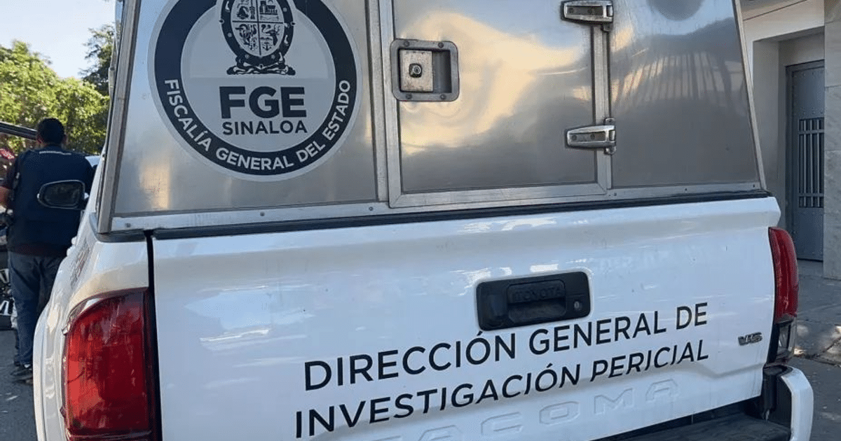 Camioneta de la Fiscalía de Sinaloa en escena del crimen en Ahome