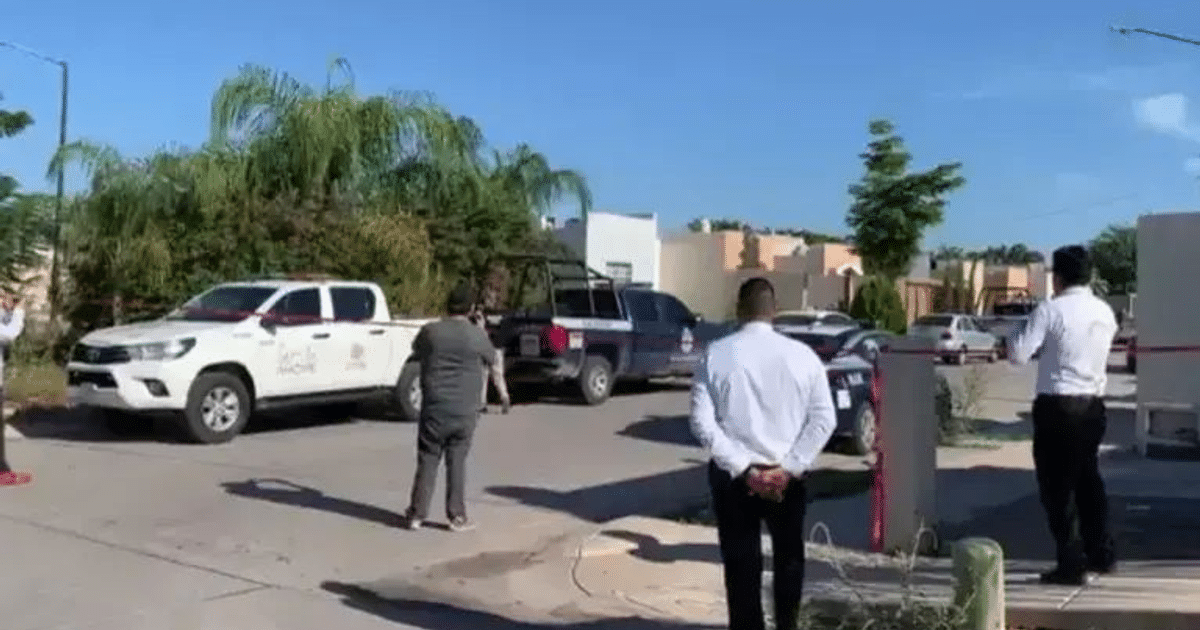 Grupo de personas en una calle de Los Mochis con vehículos y entorno urbano, relacionado con hechos violentos recientes.