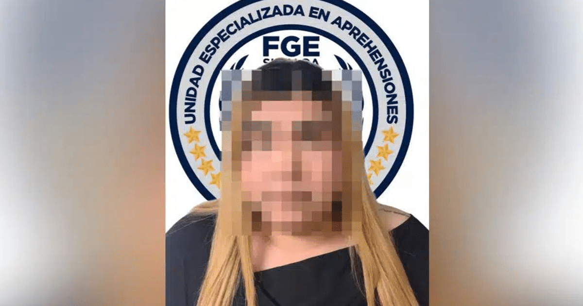 Persona con rostro pixelado frente al logo de la Unidad Especializada en Aprehensiones, vinculada a un caso de feminicidio en Sonora.
