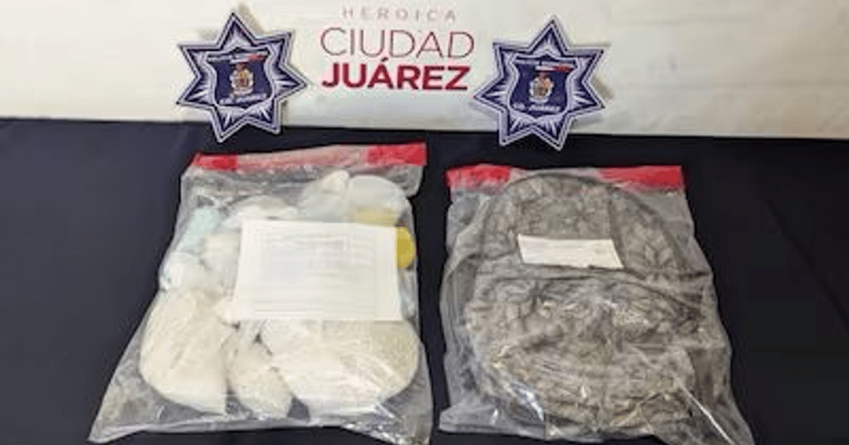 Bolsas selladas y etiquetadas en fondo con emblemas policiales, relacionadas con incautación de fentanilo en Ciudad Juárez.