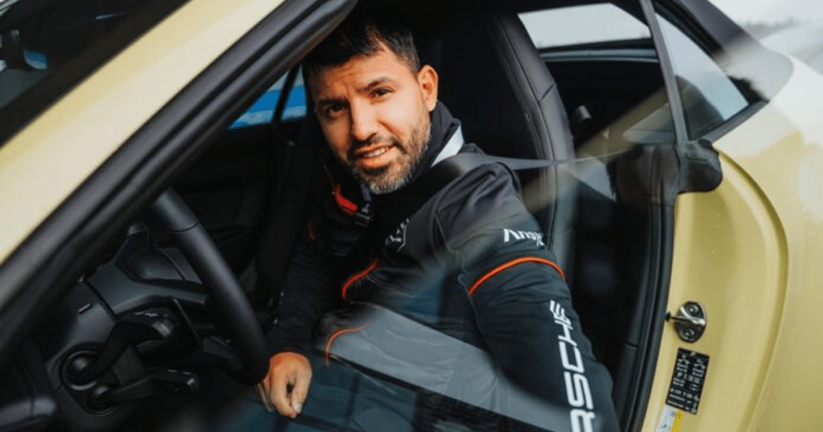 Sergio Agüero sonriendo dentro de un automóvil, marcando su transición a la Fórmula E.