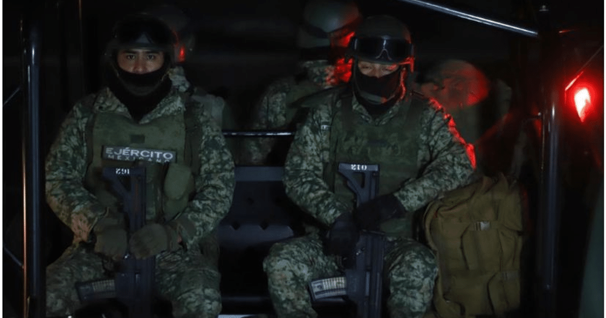 Soldados en uniforme camuflado en un vehículo militar durante un despliegue en la frontera norte.