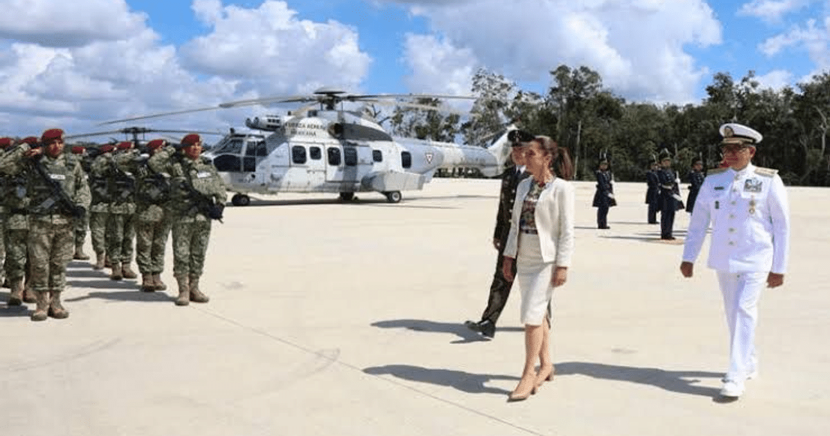 Helicóptero militar y soldados en formación durante ceremonia en Tulum