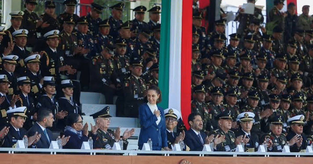 Líderes y militares aplaudiendo en la ceremonia de la Marcha de la Lealtad en Chapultepec