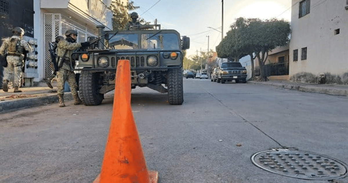 Operativo militar en Culiacán con vehículo y personal en uniforme de camuflaje en una calle urbana.