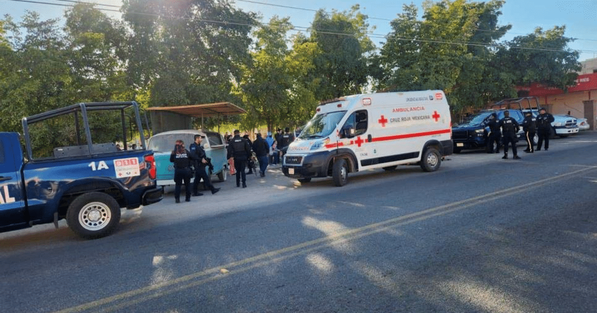 Escena de emergencia con ambulancia y policía en respuesta a fuga de gas amoníaco en Alhuey.