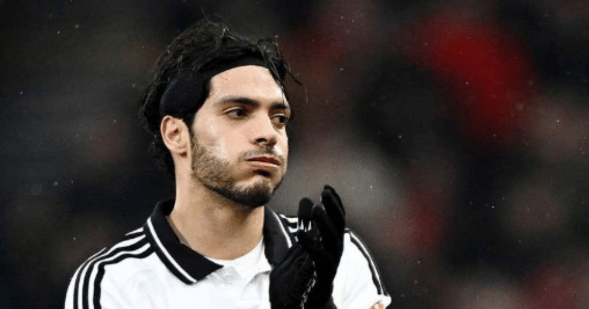 Jugador de fútbol en partido Fulham vs Nottingham Forest