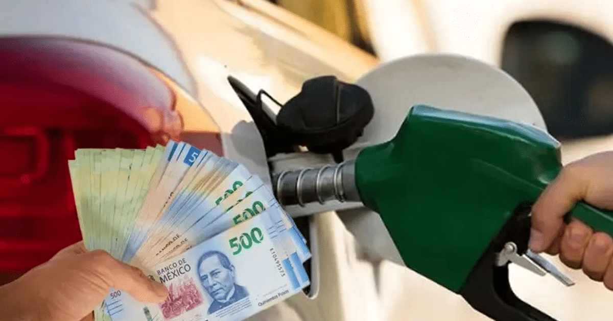 Mano con billetes de 500 pesos y manguera de gasolina en un coche