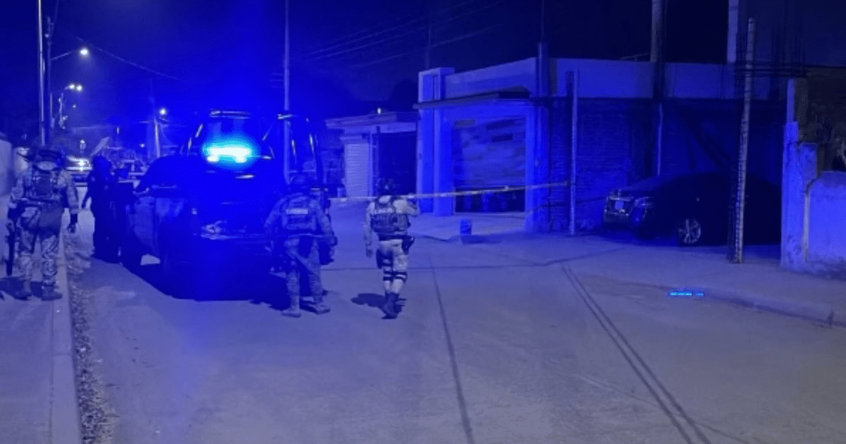 Agentes armados en operativo nocturno en Culiacán, escena acordonada con cinta amarilla.