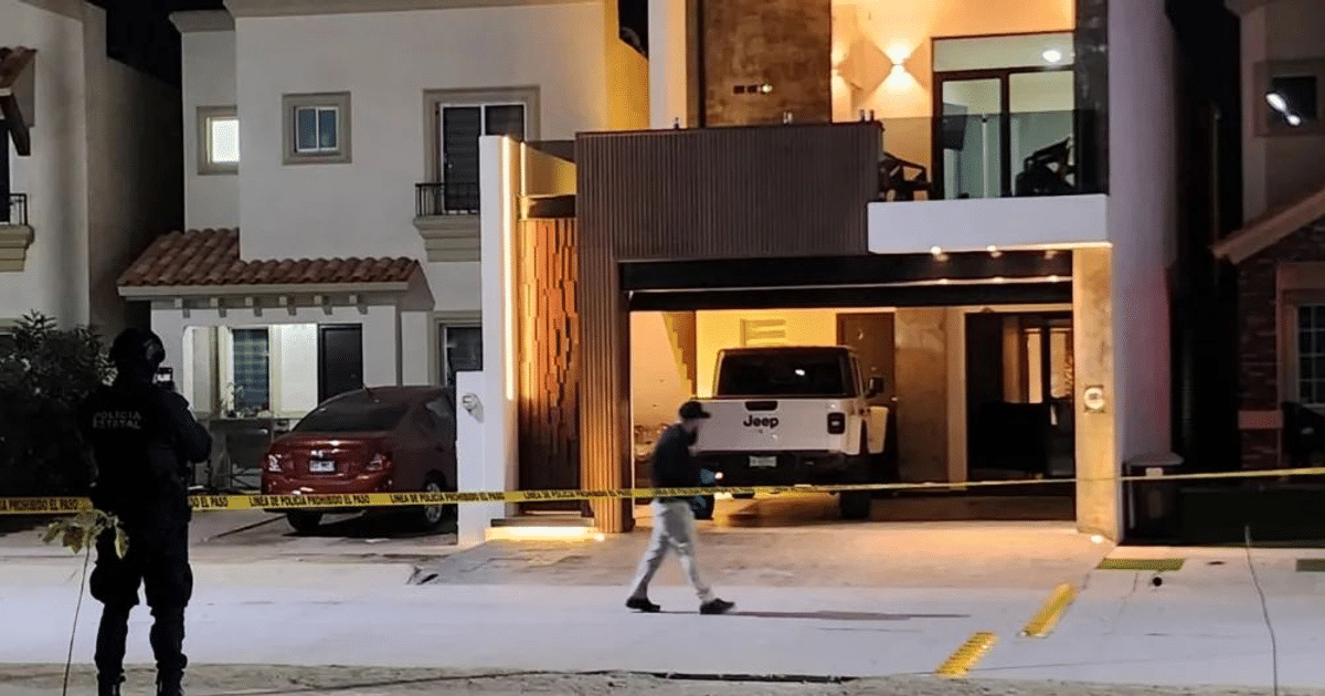 Oficial de policía documentando escena de crimen en Culiacán con cinta de 'línea de policía' y vehículos en el fondo.