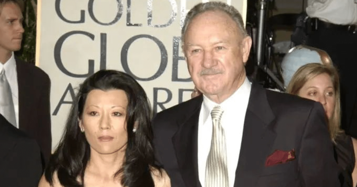 Personas en un evento de premiación con un letrero de 'Golden Globe Awards'.