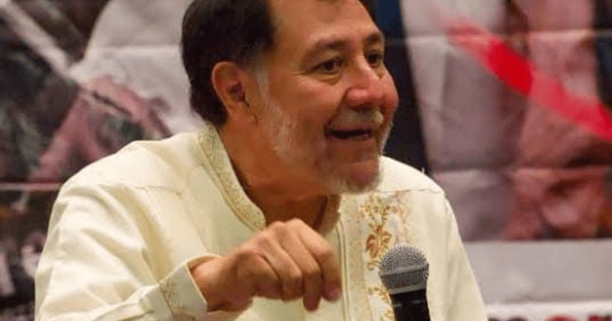 Hombre con camisa clara y micrófono hablando en conferencia sobre aspiraciones políticas 2030